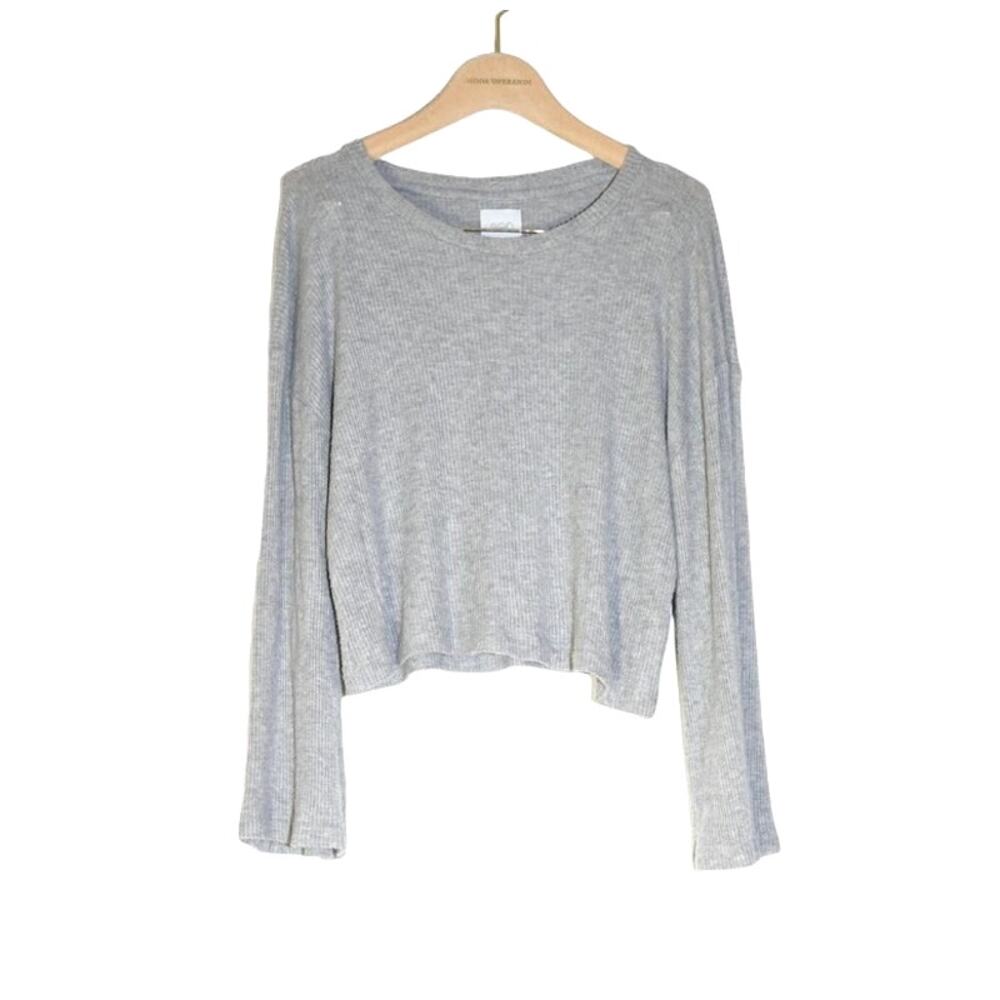 Sen - Round Neck Relaxed Fit Long Sleeve Rib Sweater Crop Top in Gray / Size M